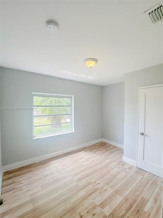 待售: $550,000 (4 贝兹, 2 浴室, 1156 平方英尺)