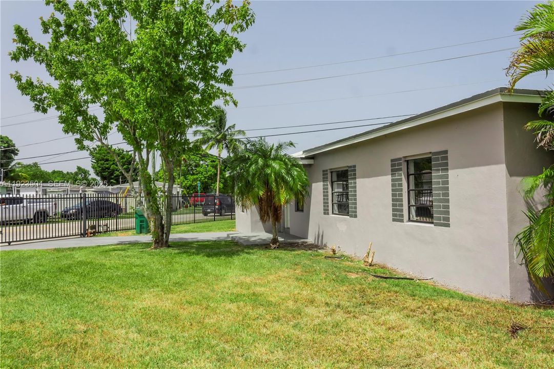 待售: $550,000 (4 贝兹, 2 浴室, 1156 平方英尺)