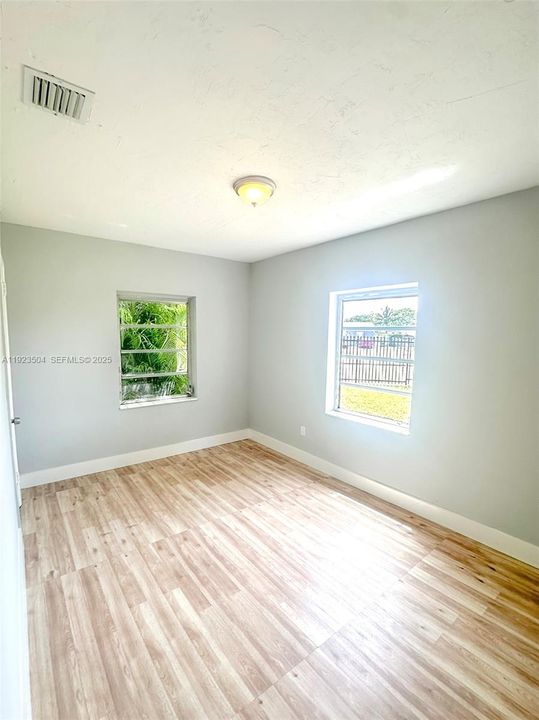 待售: $550,000 (4 贝兹, 2 浴室, 1156 平方英尺)