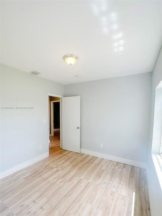 待售: $550,000 (4 贝兹, 2 浴室, 1156 平方英尺)