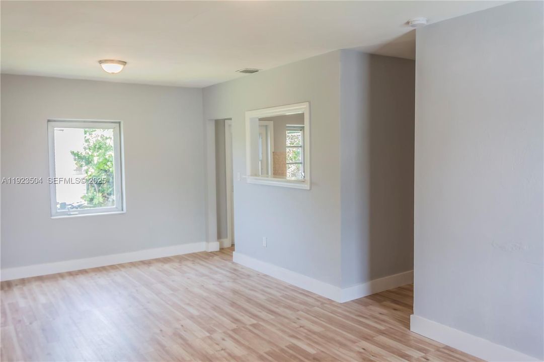 待售: $550,000 (4 贝兹, 2 浴室, 1156 平方英尺)