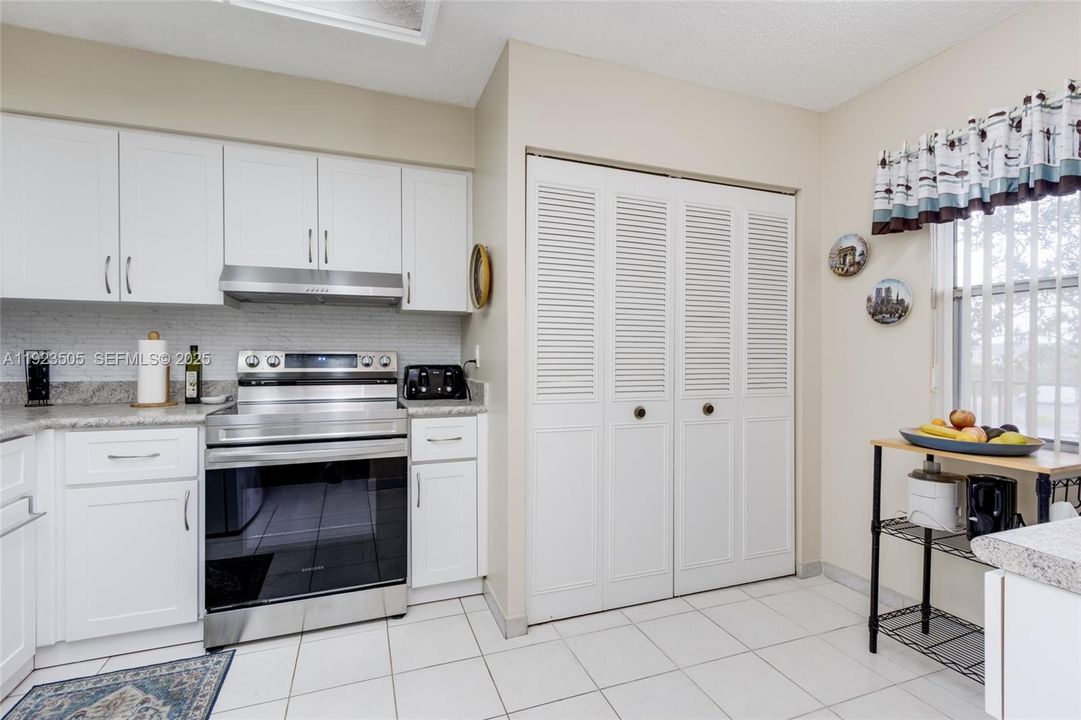 For Sale: $147,000 (2 beds, 2 baths, 1100 Square Feet)