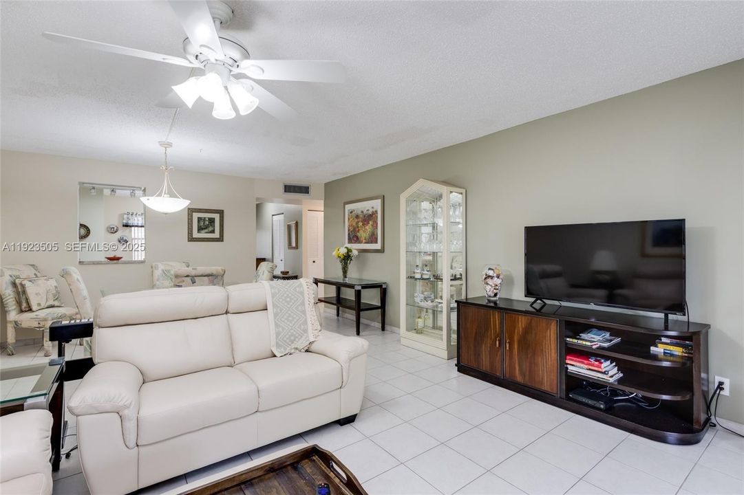 For Sale: $147,000 (2 beds, 2 baths, 1100 Square Feet)