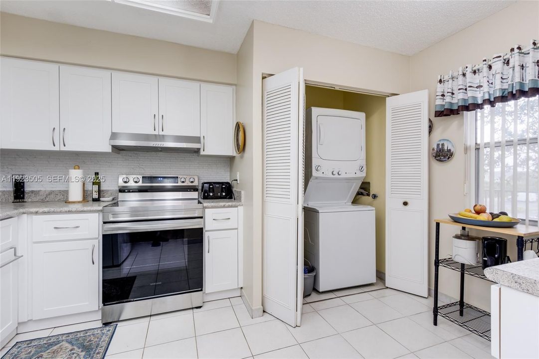 For Sale: $147,000 (2 beds, 2 baths, 1100 Square Feet)