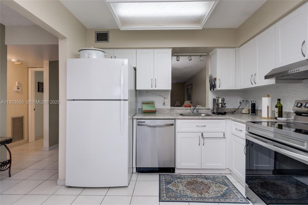 For Sale: $147,000 (2 beds, 2 baths, 1100 Square Feet)