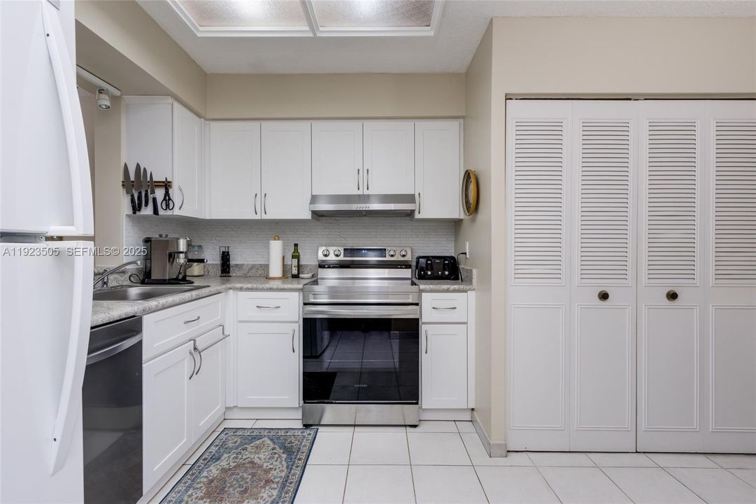 For Sale: $147,000 (2 beds, 2 baths, 1100 Square Feet)