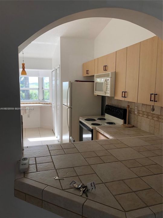 For Rent: $1,700 (2 beds, 2 baths, 815 Square Feet)