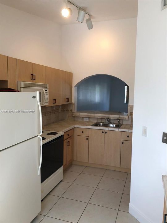 For Rent: $1,700 (2 beds, 2 baths, 815 Square Feet)