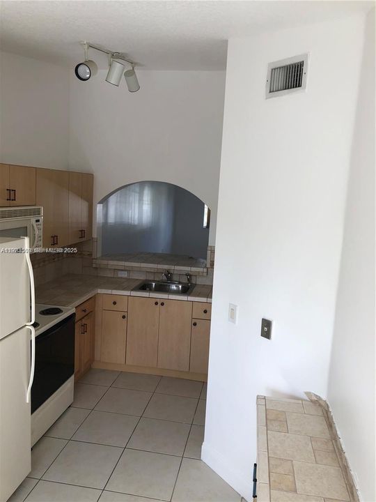 For Rent: $1,700 (2 beds, 2 baths, 815 Square Feet)