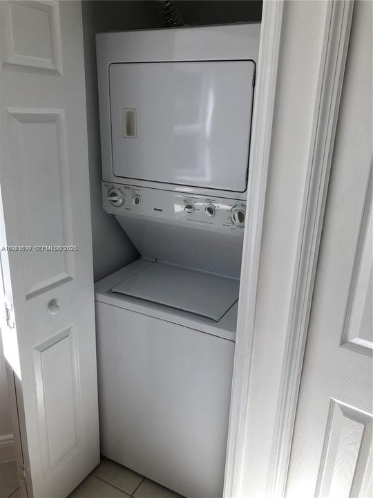 For Rent: $1,700 (2 beds, 2 baths, 815 Square Feet)