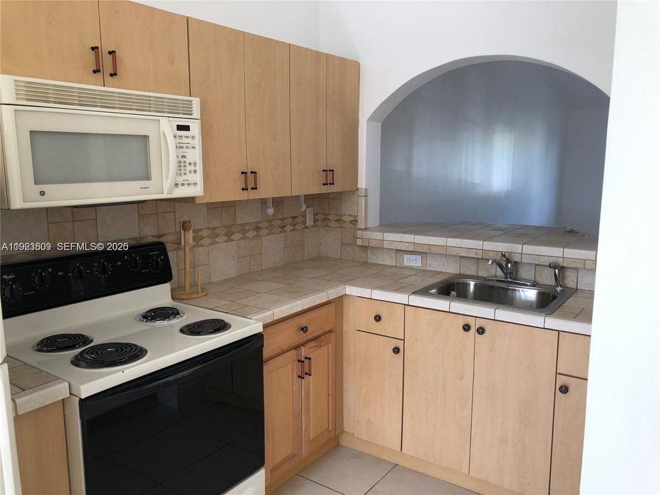 For Rent: $1,700 (2 beds, 2 baths, 815 Square Feet)