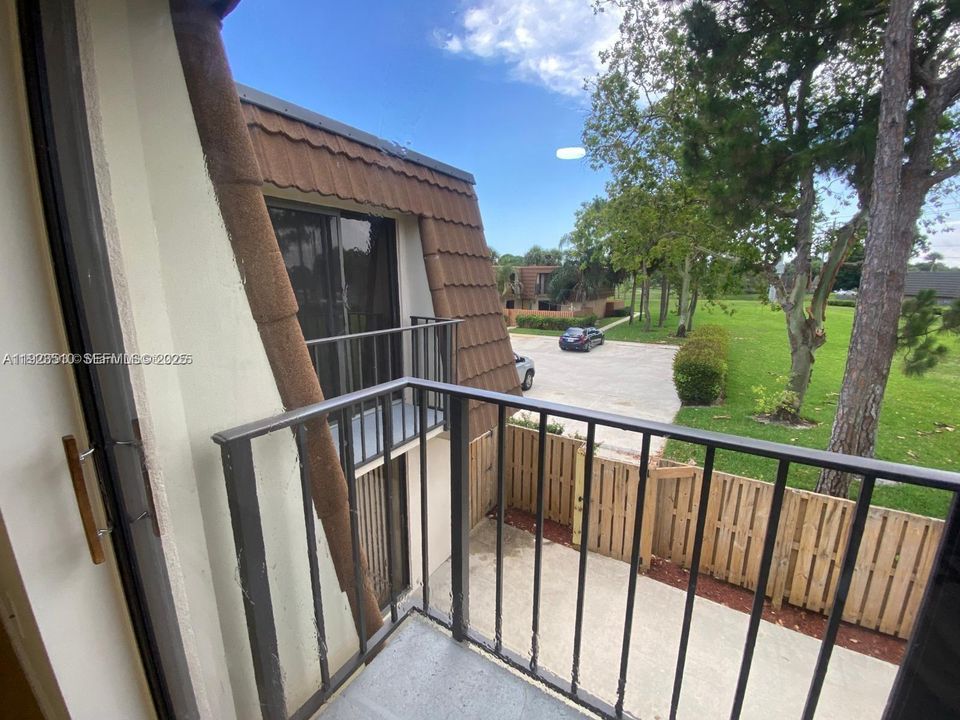 На продажу: $295,000 (2 спален, 2 ванн, 1236 Квадратных фут)