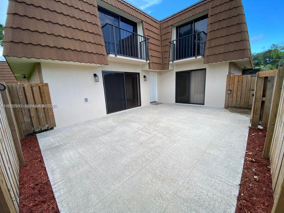 На продажу: $295,000 (2 спален, 2 ванн, 1236 Квадратных фут)