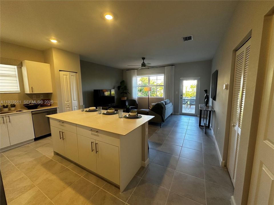 В аренду: $3,500 (3 спален, 2 ванн, 2217 Квадратных фут)