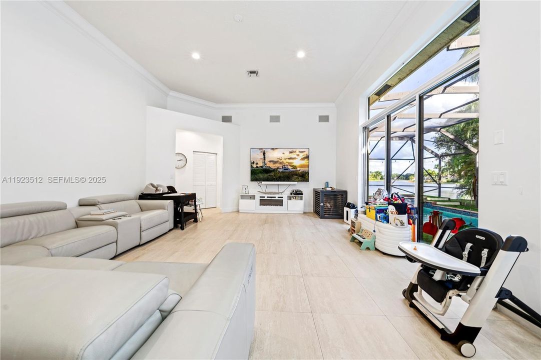 For Rent: $7,200 (5 beds, 3 baths, 2644 Square Feet)