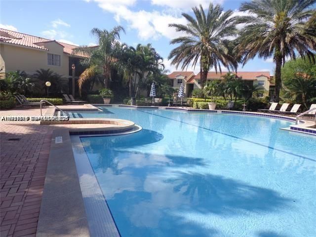 出租: $1,590 (2 贝兹, 1 浴室, 903 平方英尺)