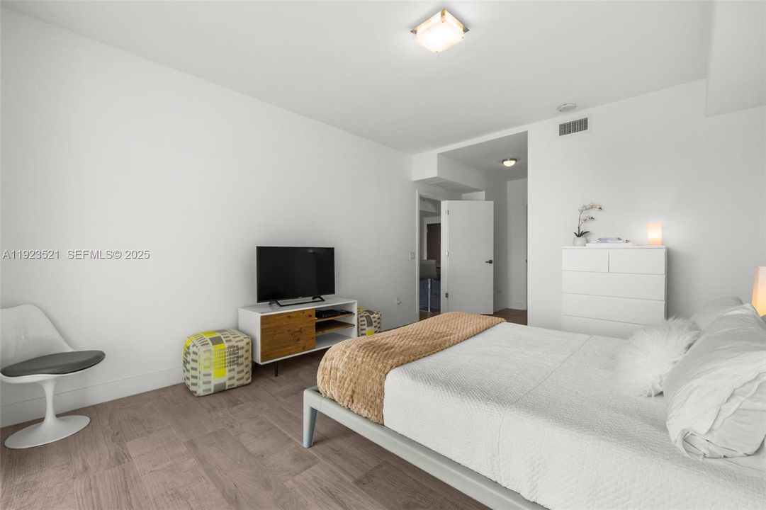 For Sale: $639,000 (1 beds, 1 baths, 830 Square Feet)