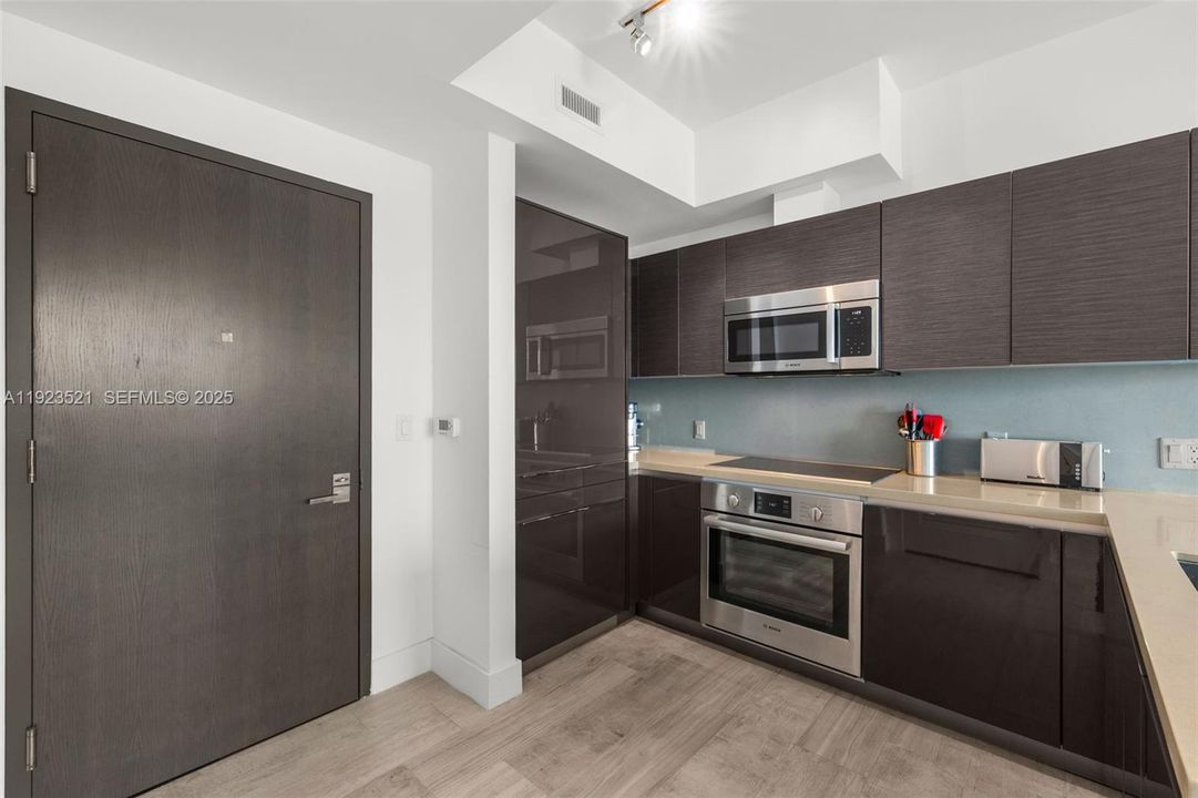 For Sale: $639,000 (1 beds, 1 baths, 830 Square Feet)