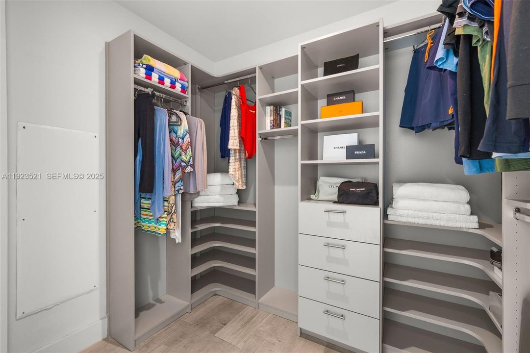 For Sale: $639,000 (1 beds, 1 baths, 830 Square Feet)