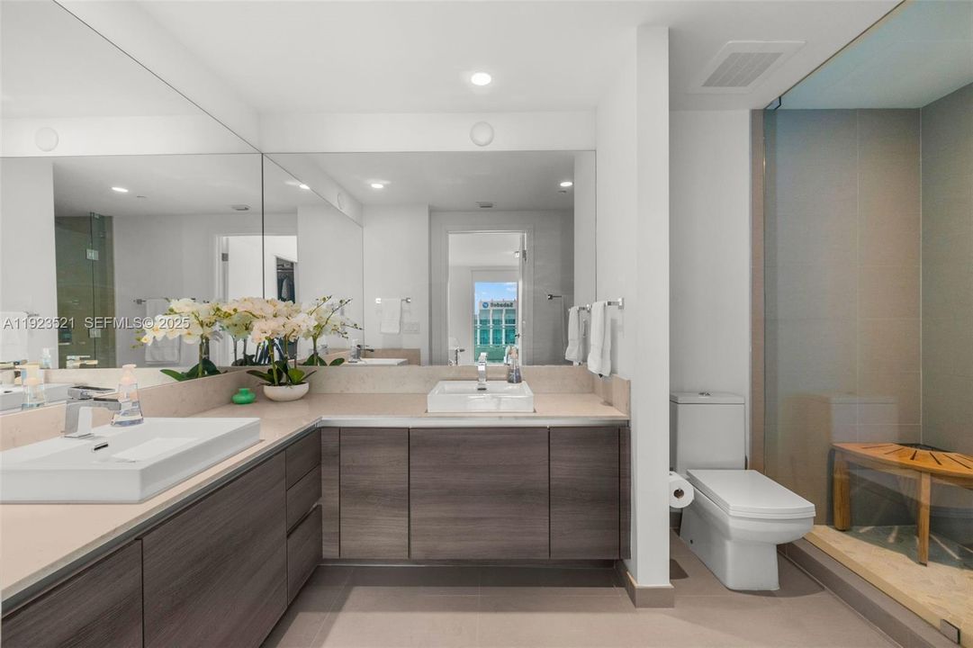 For Sale: $639,000 (1 beds, 1 baths, 830 Square Feet)