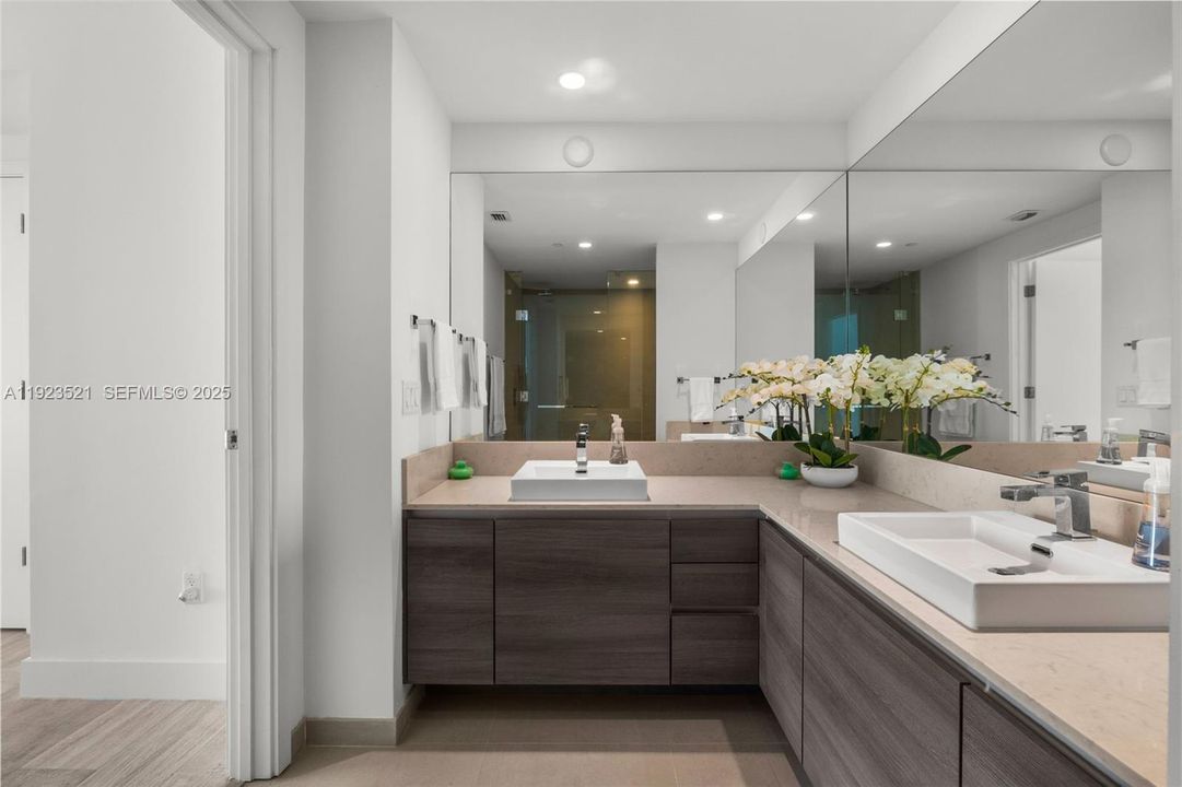 For Sale: $639,000 (1 beds, 1 baths, 830 Square Feet)