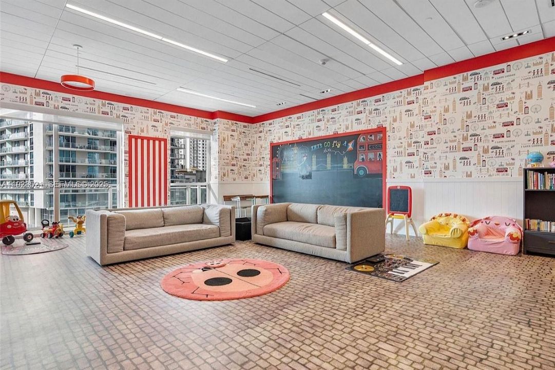 For Sale: $639,000 (1 beds, 1 baths, 830 Square Feet)