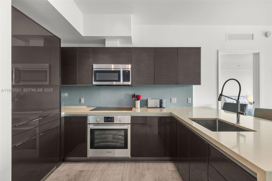 For Sale: $639,000 (1 beds, 1 baths, 830 Square Feet)