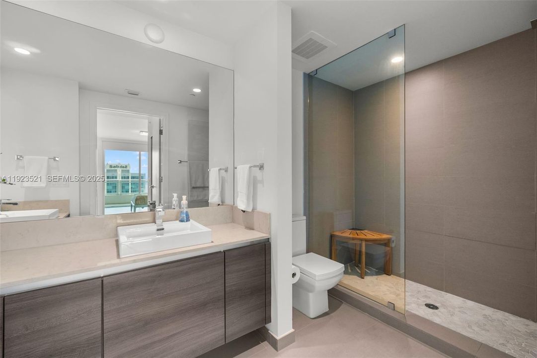 For Sale: $639,000 (1 beds, 1 baths, 830 Square Feet)