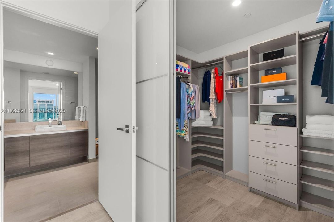 For Sale: $639,000 (1 beds, 1 baths, 830 Square Feet)