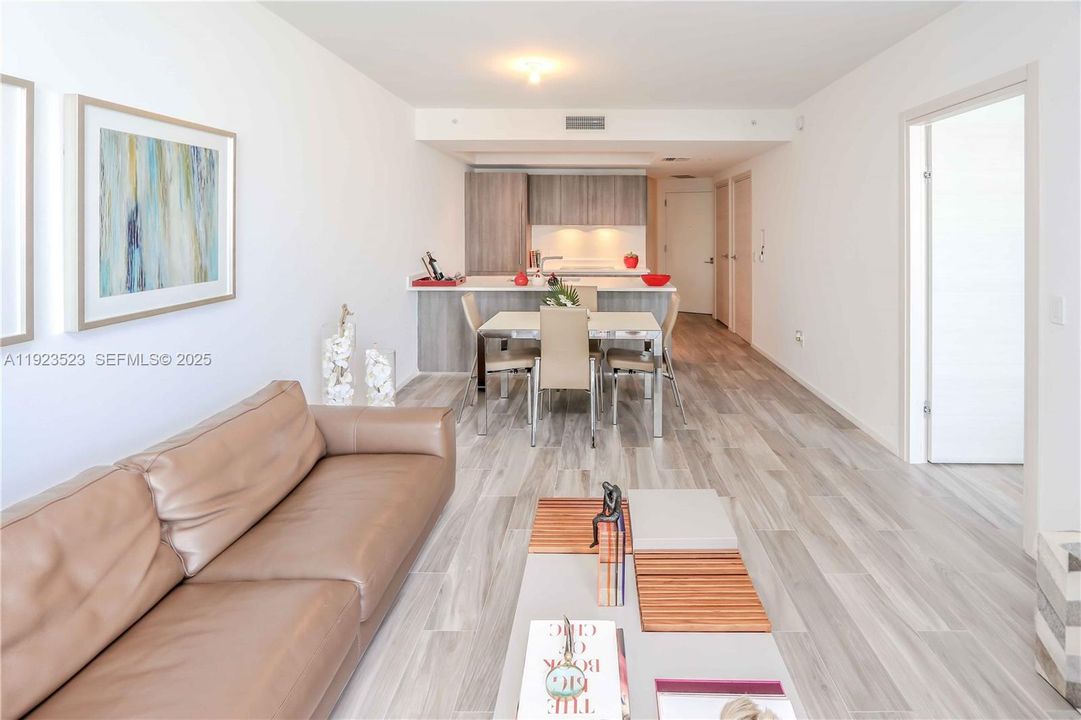 待售: $610,000 (1 贝兹, 2 浴室, 849 平方英尺)