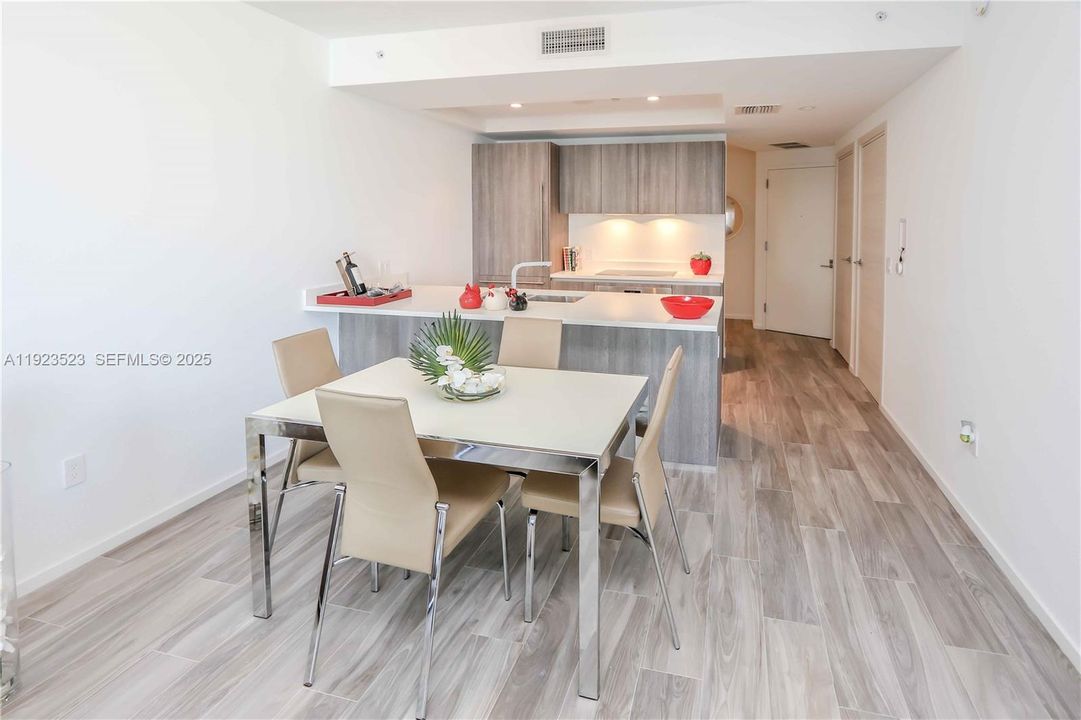 待售: $610,000 (1 贝兹, 2 浴室, 849 平方英尺)