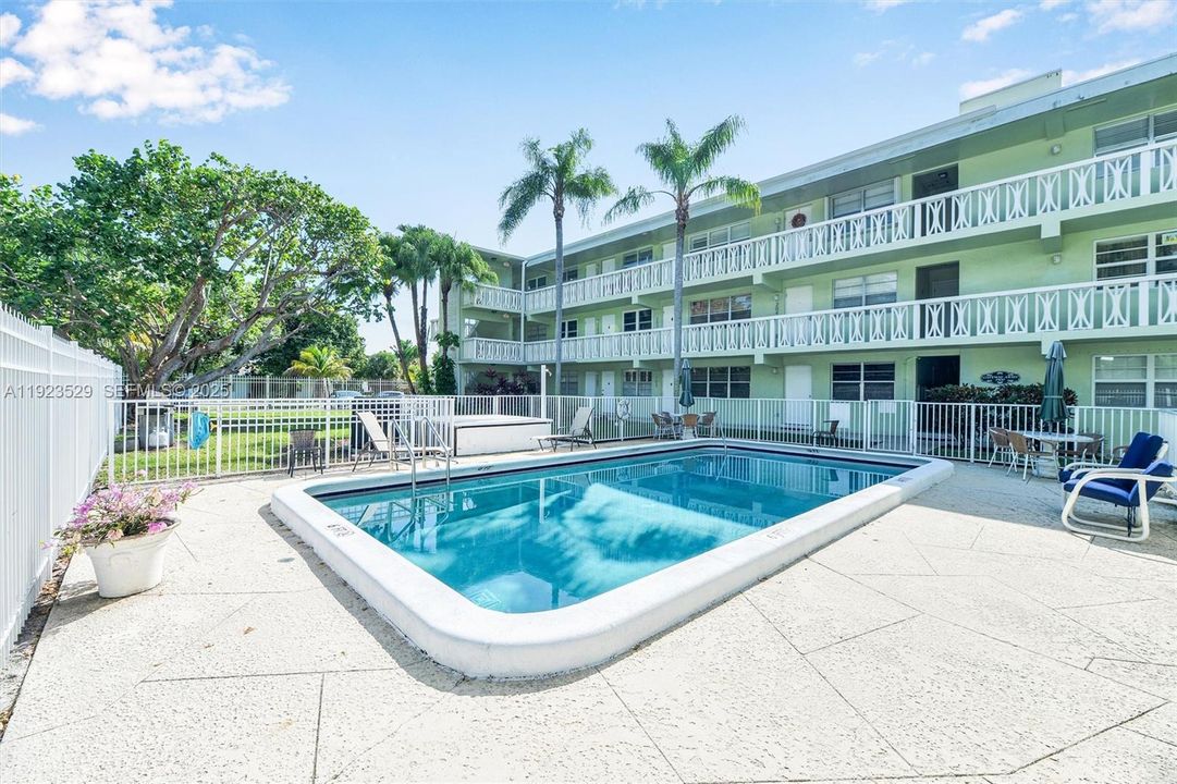 For Rent: $2,350 (2 beds, 2 baths, 800 Square Feet)