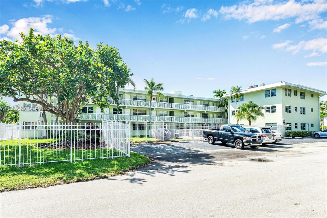 For Rent: $2,350 (2 beds, 2 baths, 800 Square Feet)