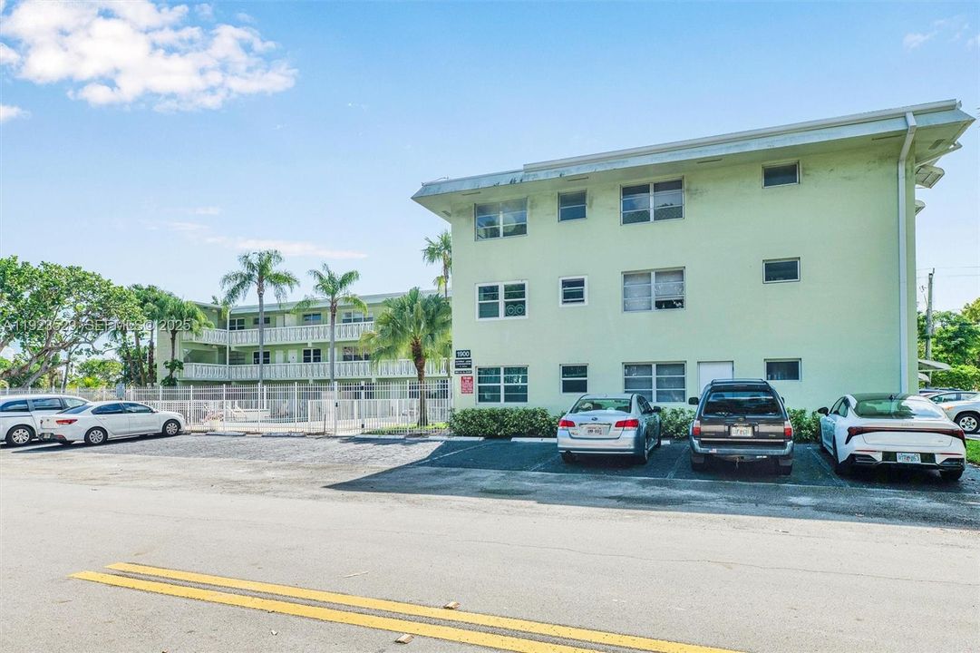 For Rent: $2,350 (2 beds, 2 baths, 800 Square Feet)