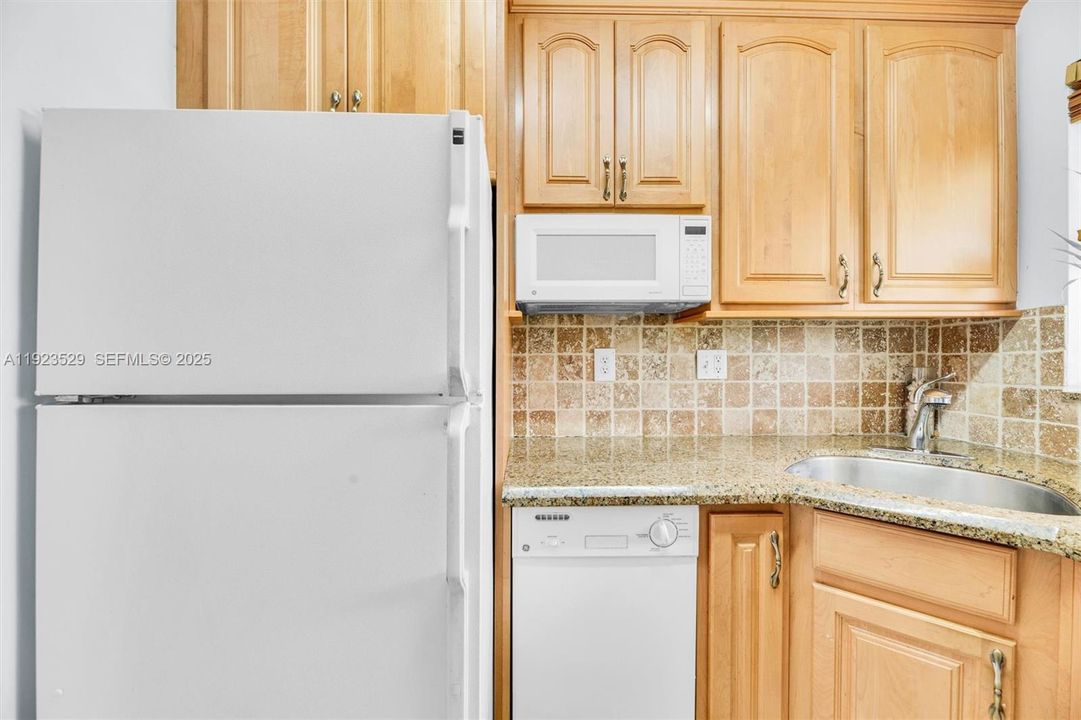 For Rent: $2,350 (2 beds, 2 baths, 800 Square Feet)