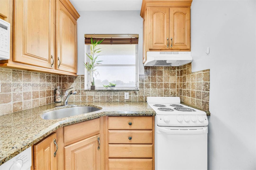 For Rent: $2,350 (2 beds, 2 baths, 800 Square Feet)