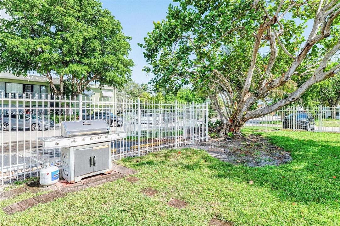 For Rent: $2,350 (2 beds, 2 baths, 800 Square Feet)