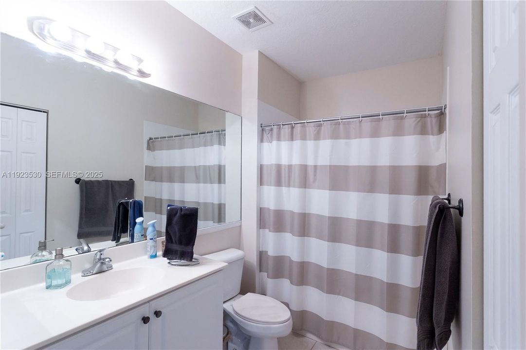 For Rent: $2,200 (1 beds, 1 baths, 723 Square Feet)