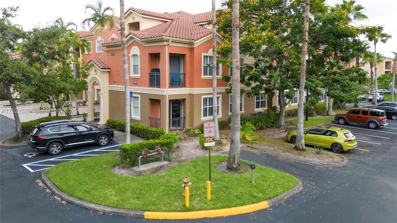 For Rent: $2,200 (1 beds, 1 baths, 723 Square Feet)