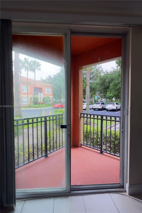 For Rent: $2,200 (1 beds, 1 baths, 723 Square Feet)