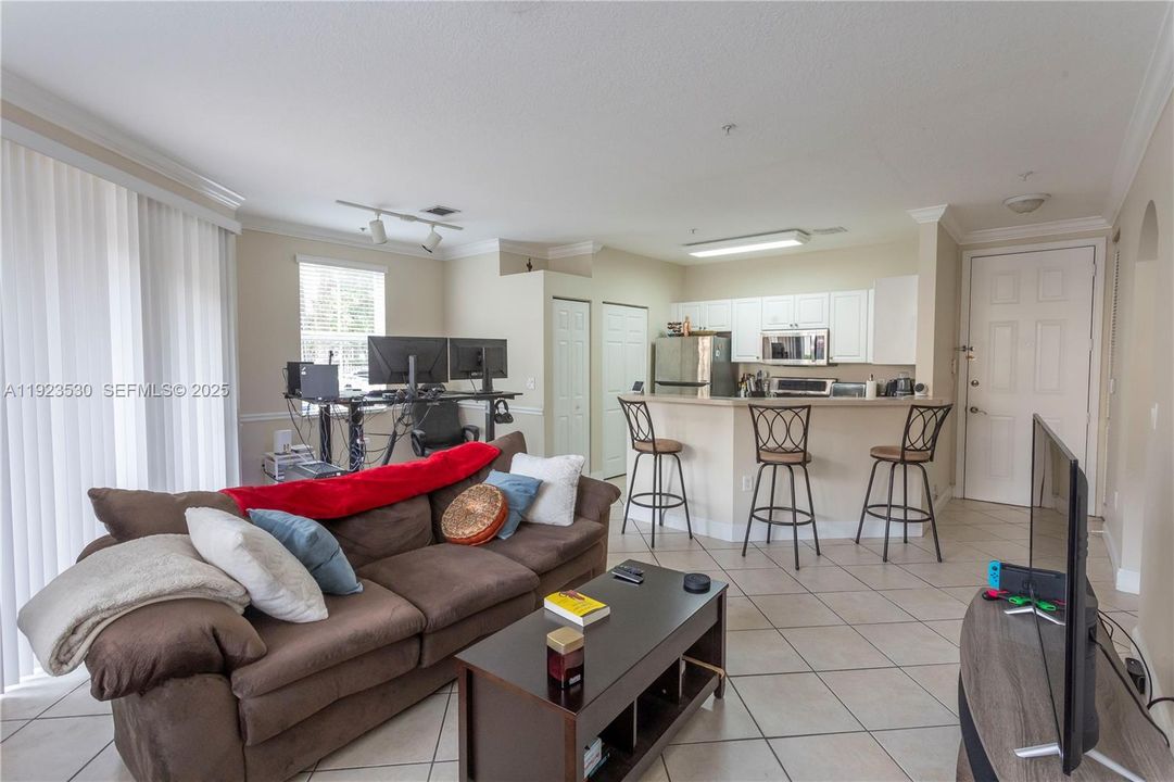 For Rent: $2,200 (1 beds, 1 baths, 723 Square Feet)