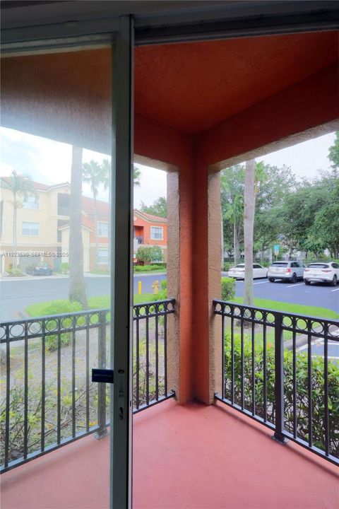 For Rent: $2,200 (1 beds, 1 baths, 723 Square Feet)