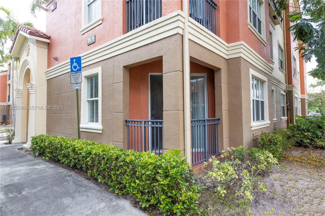 For Rent: $2,200 (1 beds, 1 baths, 723 Square Feet)