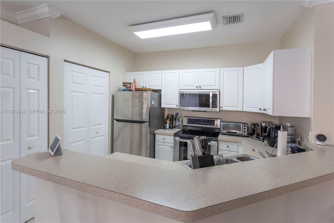 For Rent: $2,200 (1 beds, 1 baths, 723 Square Feet)