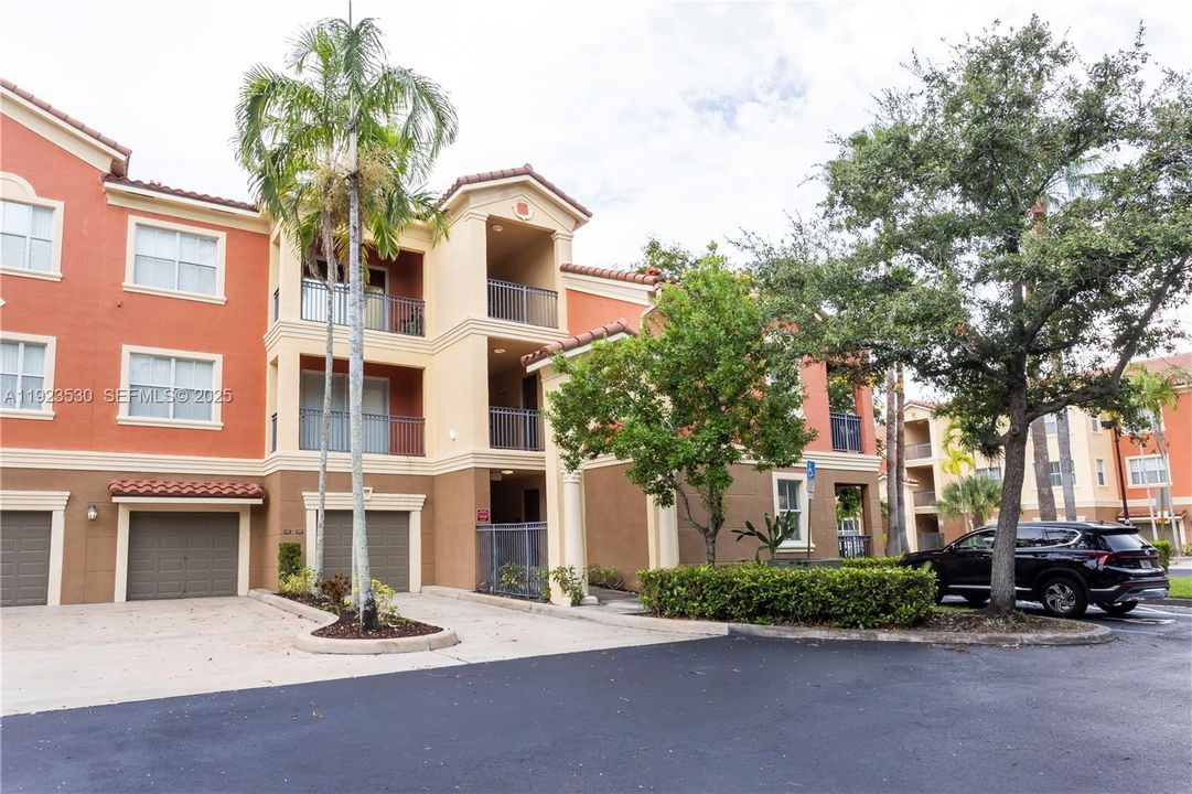 For Rent: $2,200 (1 beds, 1 baths, 723 Square Feet)