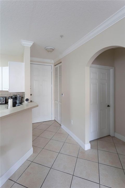 For Rent: $2,200 (1 beds, 1 baths, 723 Square Feet)