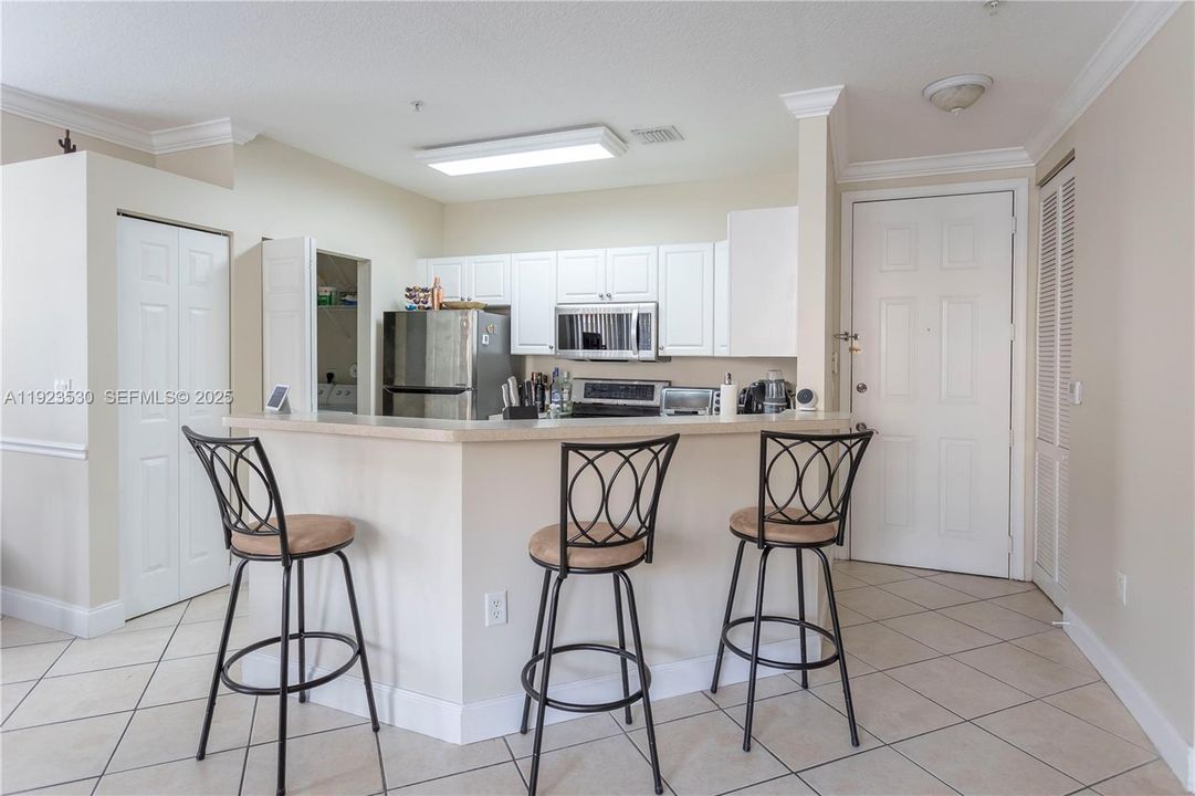 For Rent: $2,200 (1 beds, 1 baths, 723 Square Feet)