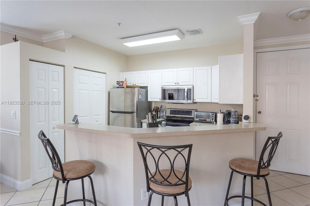 For Rent: $2,200 (1 beds, 1 baths, 723 Square Feet)