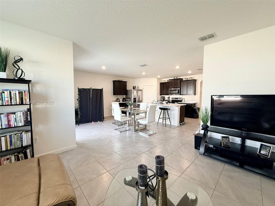 For Sale: $439,000 (4 beds, 2 baths, 1827 Square Feet)