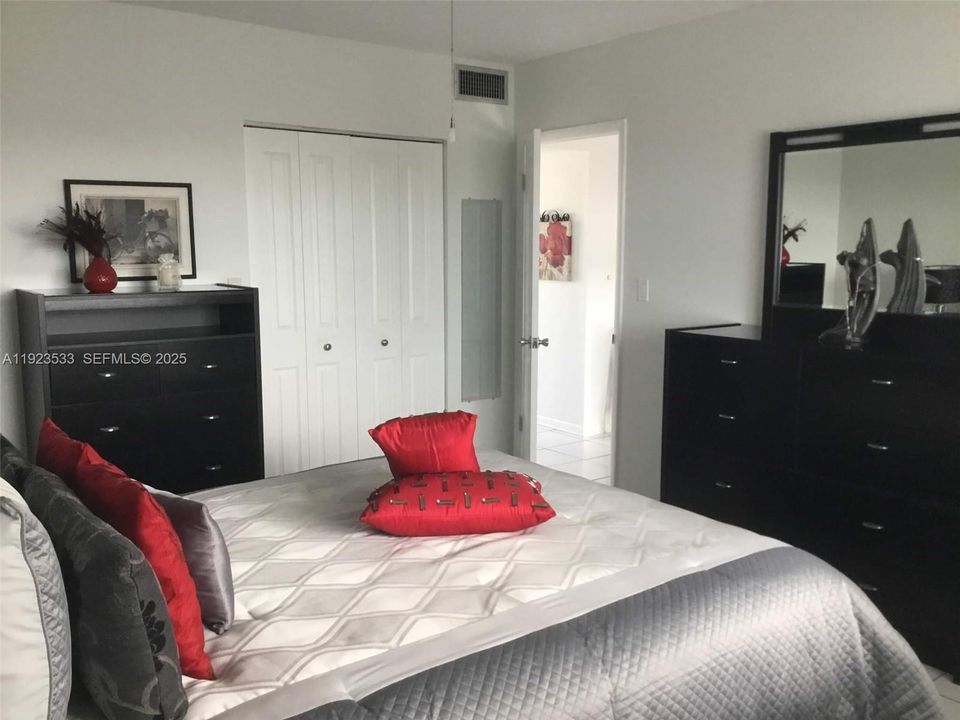 For Sale: $105,000 (1 beds, 1 baths, 680 Square Feet)